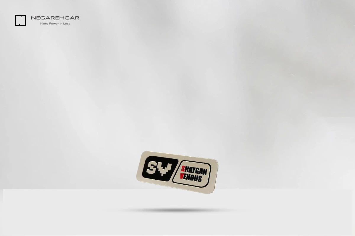 چاپ اتیکت سینه 7 اتیکت برنجی نقره ای- چاپ به صورت حک و رنگ قرمز و مشکی